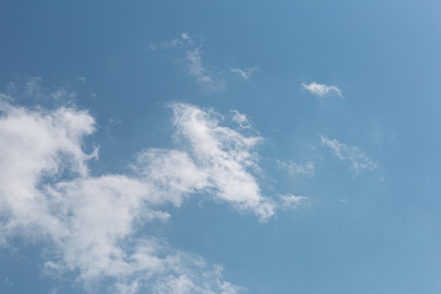 nuvole bianche nel cielo blu