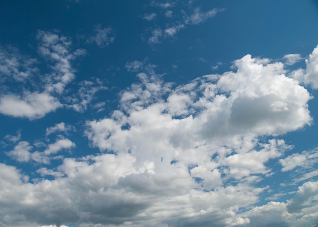 nuvole bianche nel cielo blu