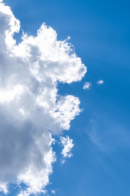 Nuvole bianche nel cielo blu.