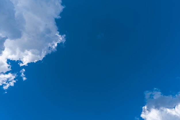 Nuvole bianche nel cielo blu.