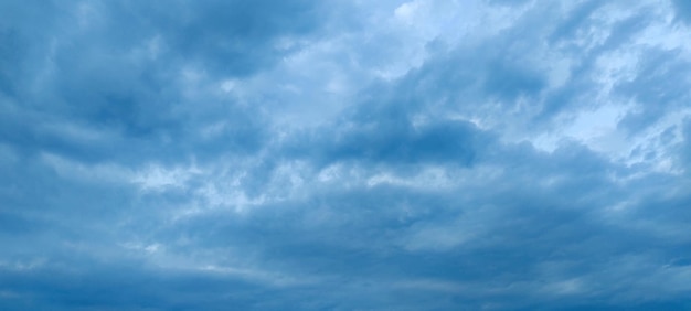 nuvole bianche nel cielo blu