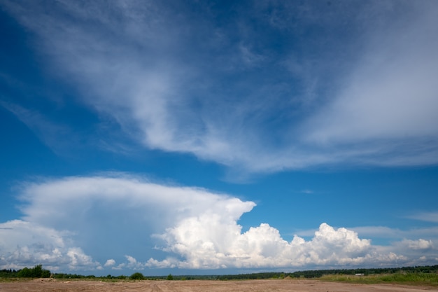 Nuvole bianche nel cielo blu.