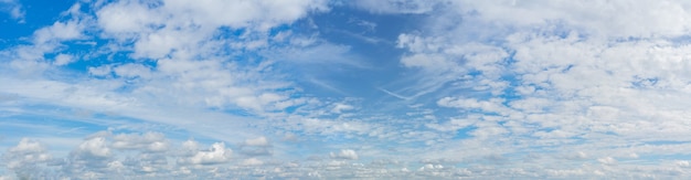 Nuvole bianche nel cielo blu.