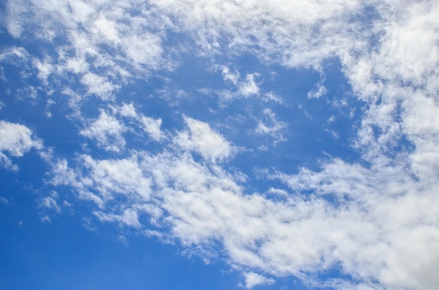 nuvole bianche nel cielo blu