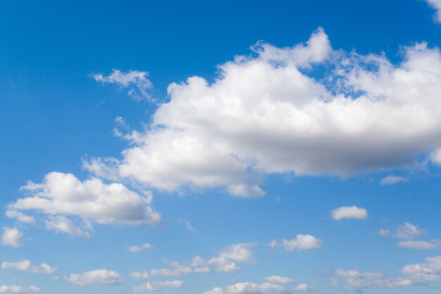 Nuvole bianche sopra il cielo azzurro in giornata