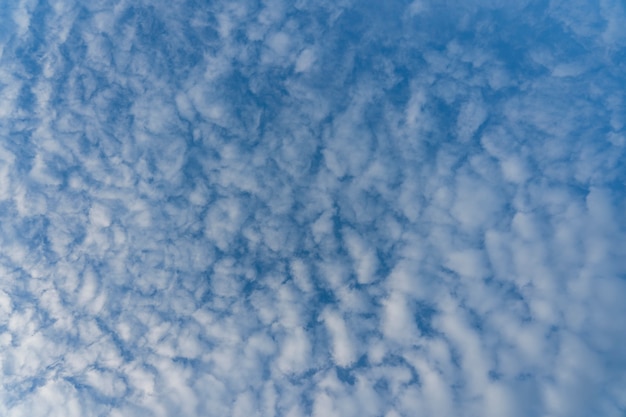 Nuvole bianche sopra il cielo blu, concetto di natura. Cielo di sfondo con nuvole.