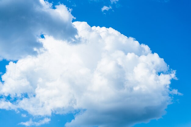 Nuvole bianche su cielo blu, fondo