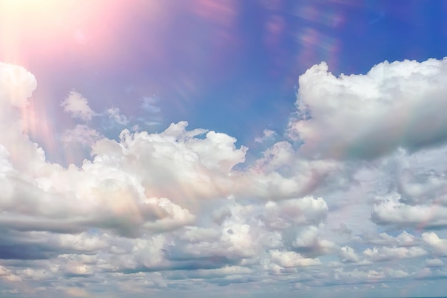 nuvole bianche su sfondo azzurro del cielo, carta da parati stagionale astratta, atmosfera di una giornata di sole