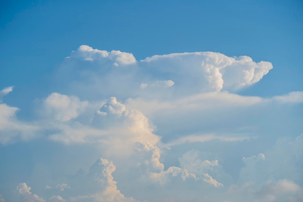 Nuvole bianche su sfondo blu cielo