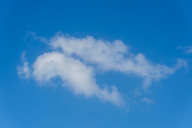 Nuvole bianche su sfondo blu cielo