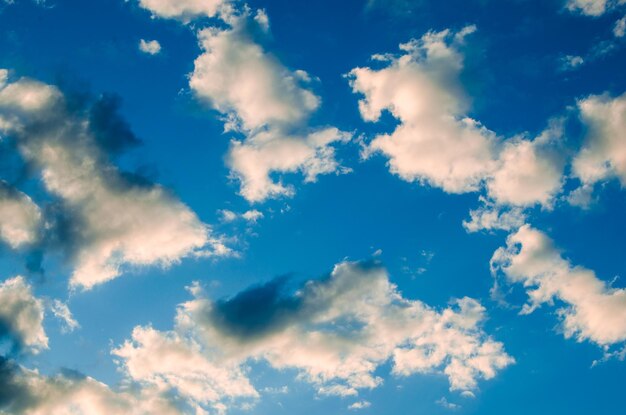 Nuvole bianche su sfondo blu cieloDeterioramento delle condizioni meteorologiche