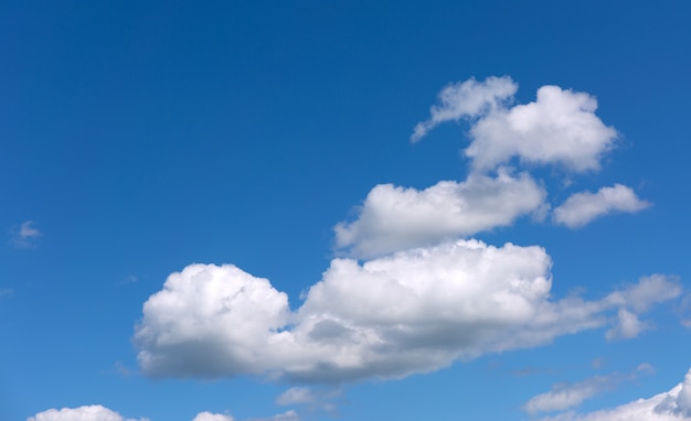 Nuvole bianche su un cielo blu