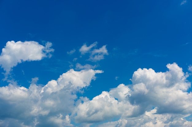 Nuvole bianche su un cielo blu