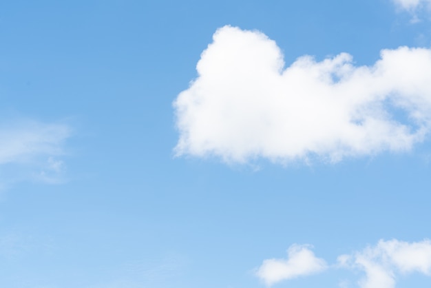 Nuvole bianche su un cielo blu