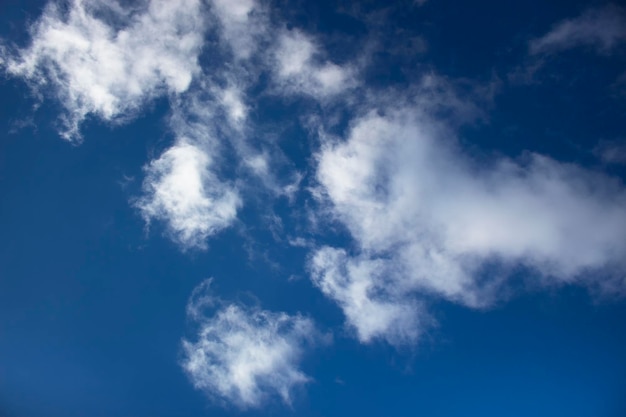 Nuvole bianche su uno sfondo di cielo blu Giornata nuvolosa estiva