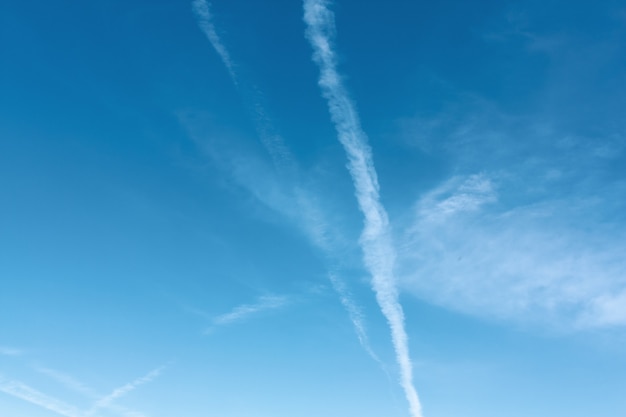 Nuvole bianche sul cielo azzurro in una limpida giornata di sole