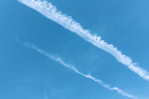 Nuvole bianche sul cielo azzurro in una limpida giornata di sole