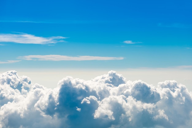 Nuvole bianche sul cielo blu con vista aerea sopra da uno sfondo di cielo blu natura aereo