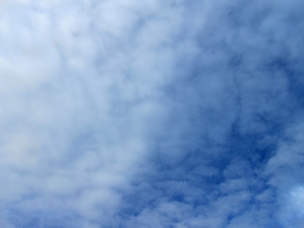 Nuvole bianche sul cielo blu