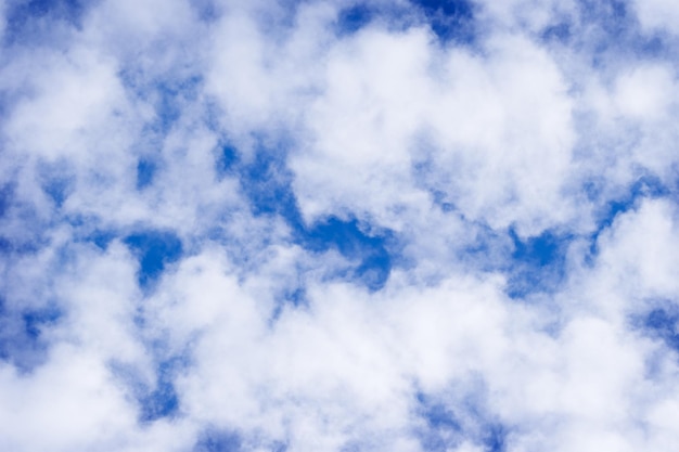 Nuvole bianche sul cielo blu.