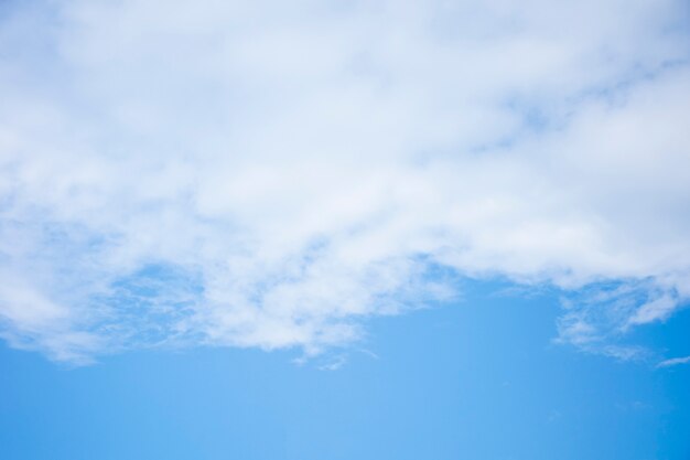 Nuvole bianche sul cielo blu