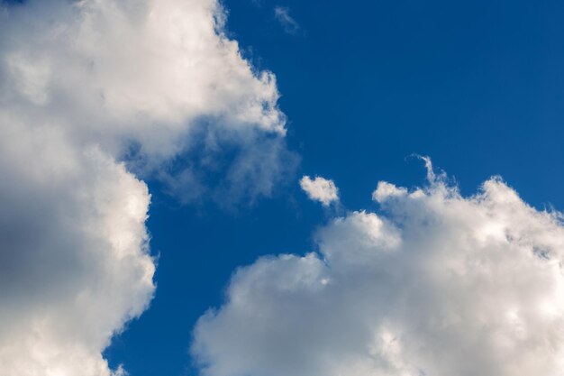 Nuvole bianche sulla vista del teleobiettivo del fondo del cielo blu