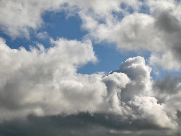 Nuvole bianche sullo sfondo blu del cielo Paesaggio nuvoloso di cumuli soffici