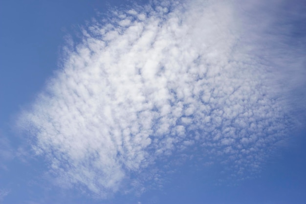 nuvole bianche testurizzate nel cielo blu estivo