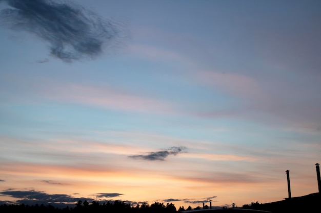 Nuvole blu e rosa nel cielo della sera