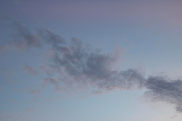 Nuvole blu e rosa nel cielo della sera