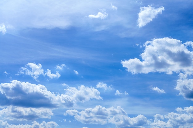 Nuvole blu e soffici nel cielo. Sfondo della natura, stratosfera.