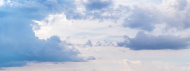 Nuvole blu scure sul cielo illuminato dal sole, panorama