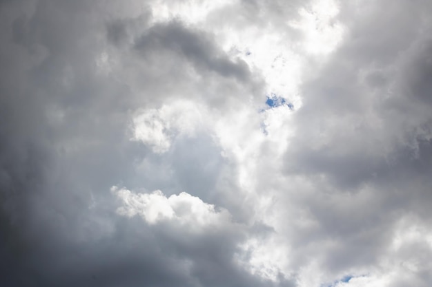 Nuvole blu scuro sullo sfondo del cielo