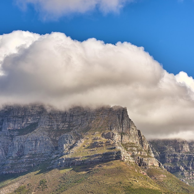 Nuvole che coprono la cima di Table Mountain Cape Town con copyspace Forma e ombra delle nuvole su terreno roccioso in una giornata di sole bella natura calma in armonia con viste panoramiche di piante e paesaggio