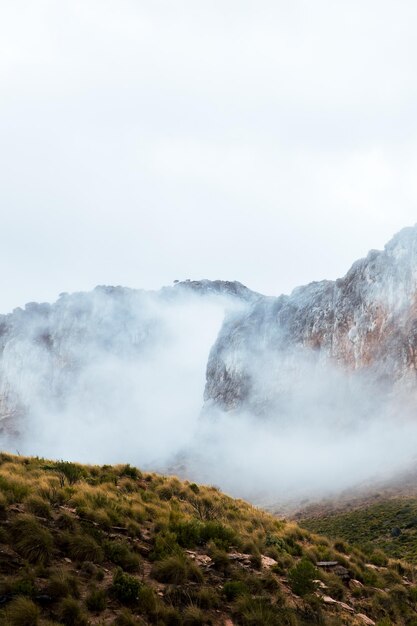 Nuvole che passano tra le montagne