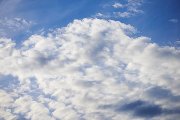 Nuvole chiare in un bel cielo azzurro con sfondo spazio copia Un bel cielo estivo limpido con sole e un paesaggio nuvoloso bianco morbido strutturato in natura Cieli calmanti che si schiariscono in una giornata di sole