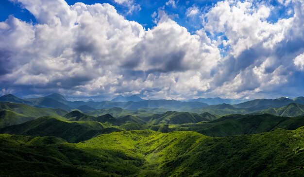 Nuvole cielo blu alberi montagne mappa generata dall'AI