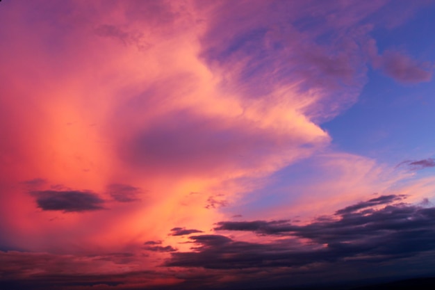 Nuvole colorate al tramonto danza delle nuvole nuvole viola e rosa