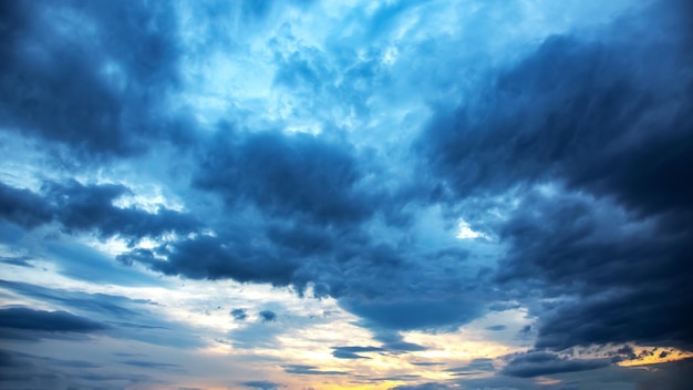 Nuvole colorate nel cielo al tramonto