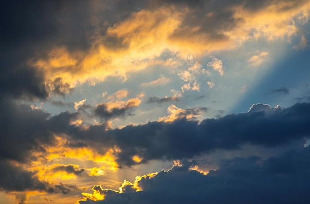 Nuvole colorate nel cielo al tramonto