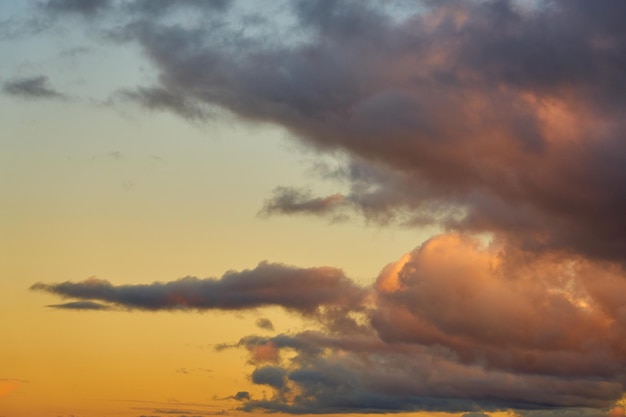 Nuvole colorate nel cielo che tramonta come sfondo