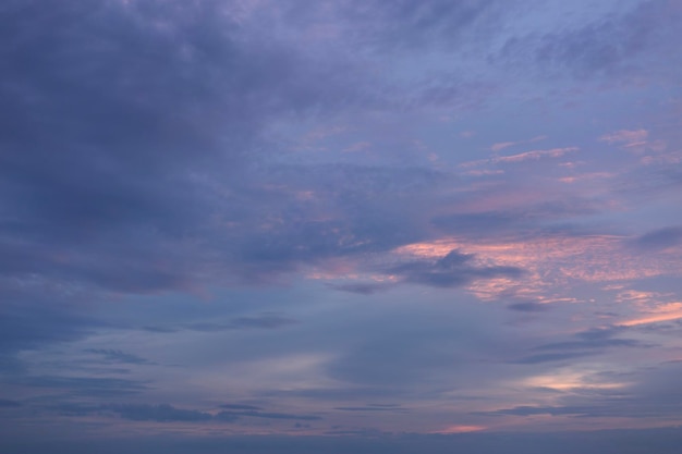 Nuvole colorate sullo sfondo del cielo al tramonto