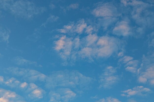 Nuvole con forma allungata esotica su sfondo blu cielo