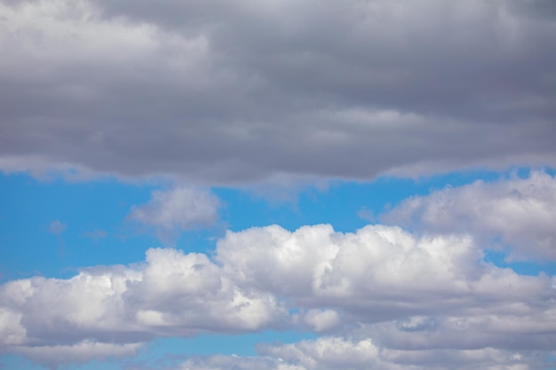 Nuvole con forma allungata esotica su sfondo blu cielo