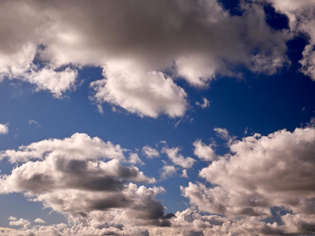 Nuvole cumulus nel cielo Forme di nuvole soffice