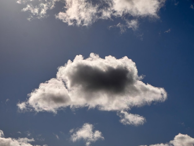 Nuvole cumulus nel cielo Forme di nuvole soffice