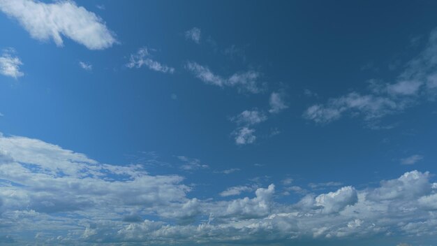 Nuvole cumulus paesaggio nuvoloso che si muove e cambia con diverse forme nuvole bianche gonfie soffice