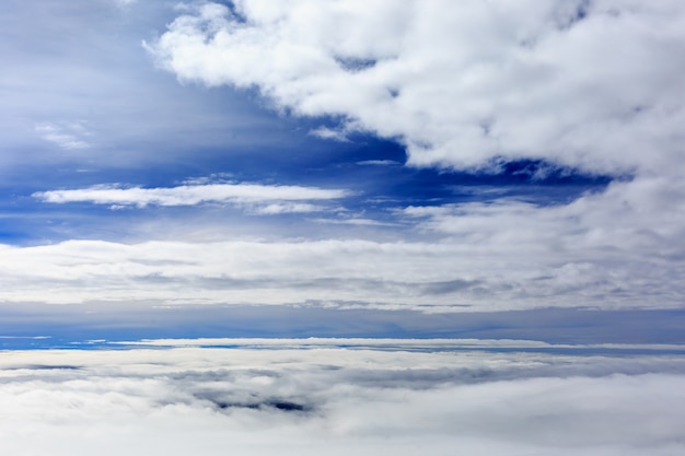 nuvole dalla finestra dell&#39;aeroplano
