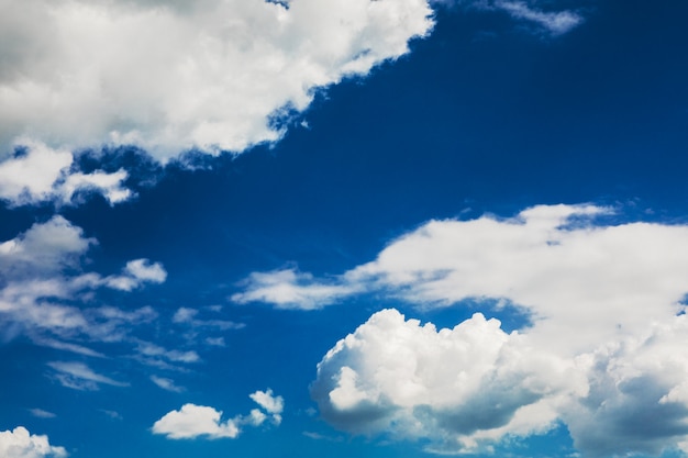 Nuvole del cielo, cielo con le nuvole e sole