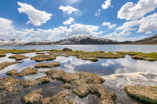 Nuvole del lago di montagna delle pianure dell'altopiano. Foto di alta qualità